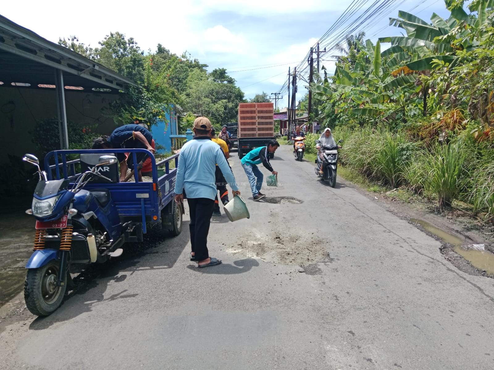 Pemerintah Desa Ketanggung Bersama Warga Gelar Kerja Bakti Perbaikan Jalan Raya